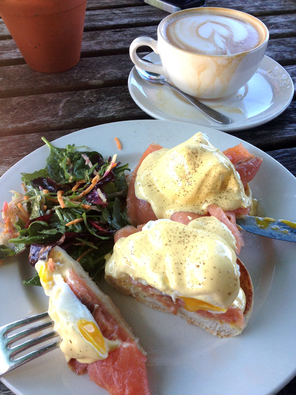 Smoked salmon with poached eggs & hollandaise sauce
